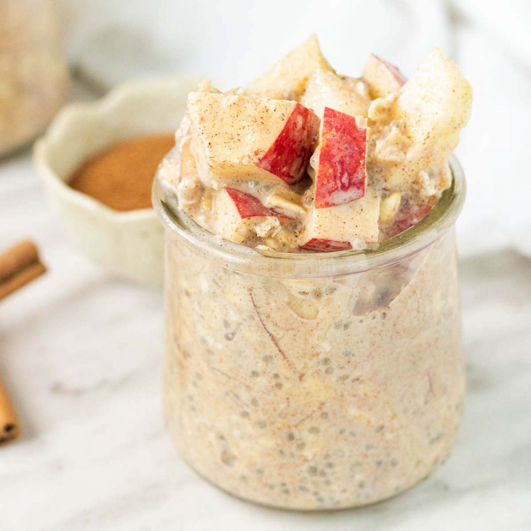 apple pie overnight oats in jars