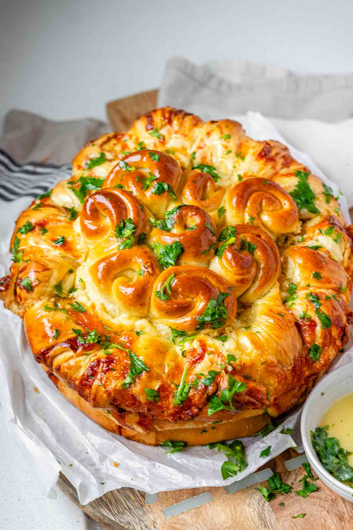 Rolled dough that has been baked and covered with parsley and butter.
