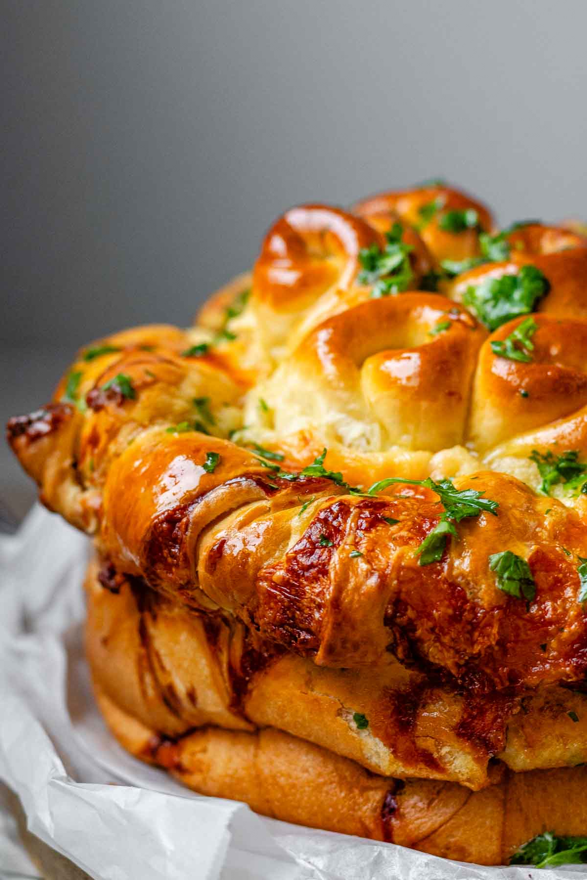 Rolled dough that has been baked and covered with parsley and butter.