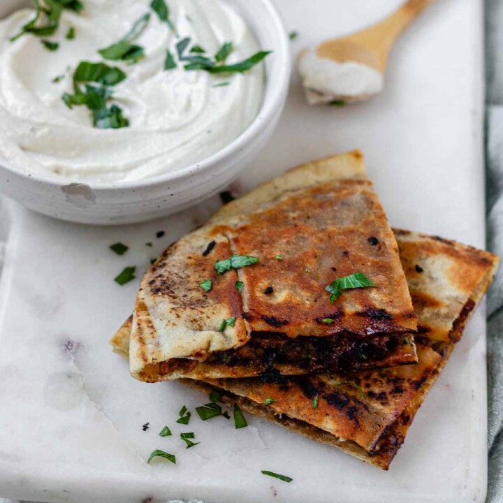 Meat-filled fried pitas.